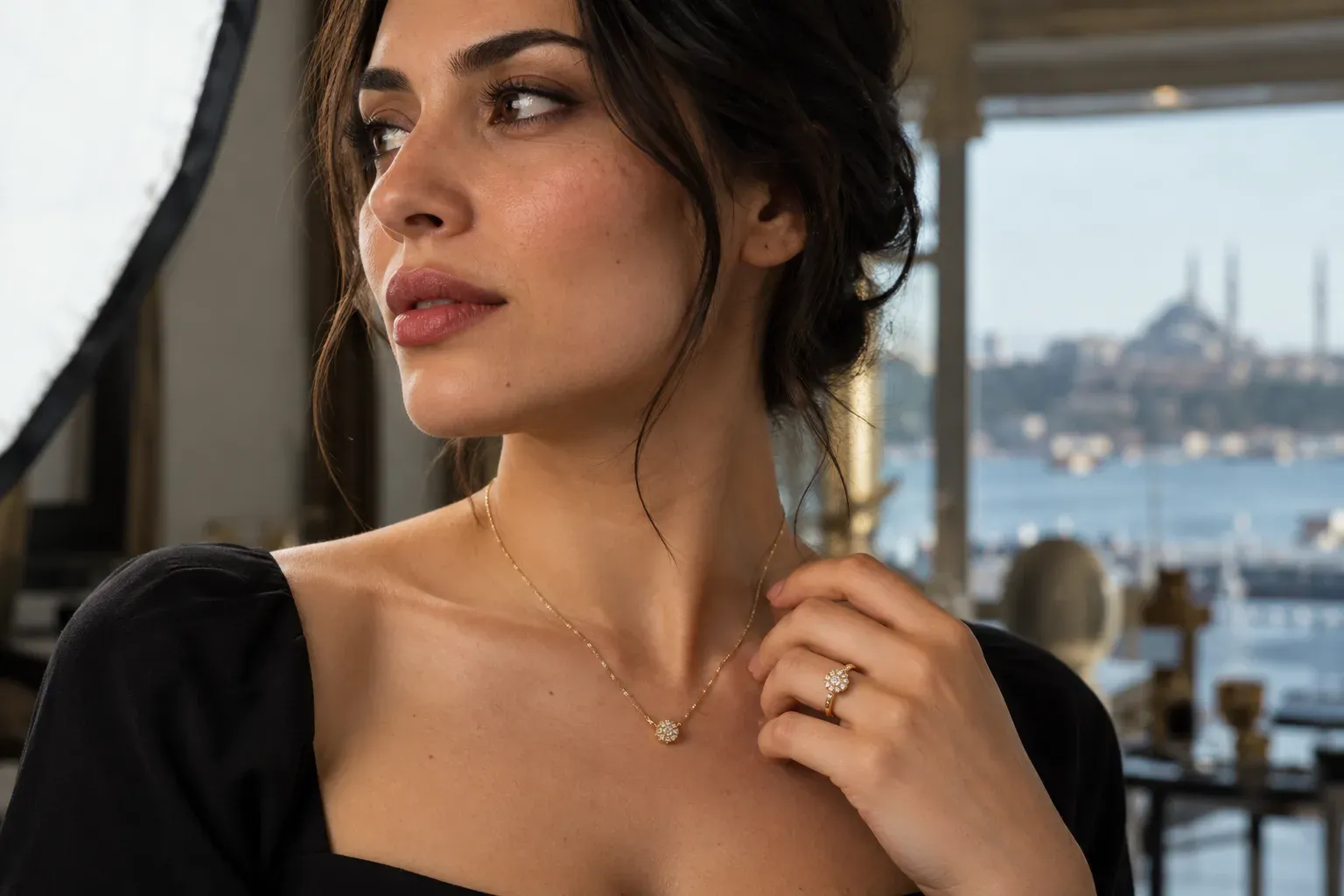 Takı ve saat kataloğu için yüz ve el modeli